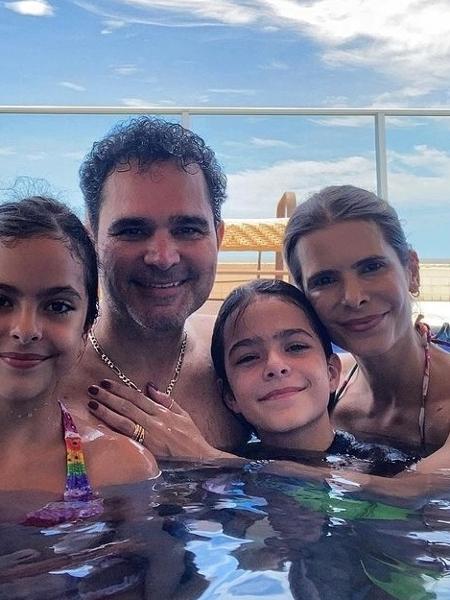 Luciano ao lado da mulher, Flávia Fonseca, e das filhas Isabella e Helena - Reprodução/Instagram