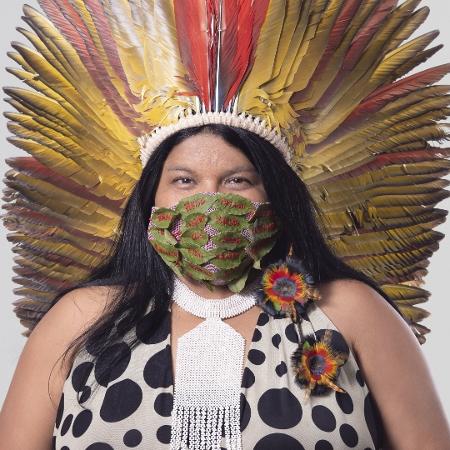 A líder indígena Sonia Guajajara, da Apib, veste máscara criada por Néle Azevedo em que estão bordados a mão os nomes de vinte etnias brasileiras - Divulgação