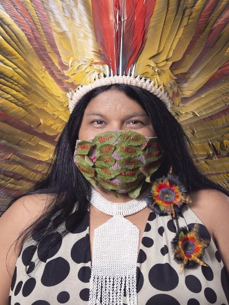 A líder indígena Sonia Guajajara, da Apib, veste máscara criada por Néle Azevedo em que estão bordados a mão os nomes de vinte etnias brasileiras - Divulgação