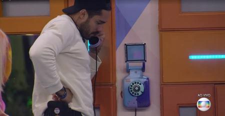 BBB 21: Arcrebiano atende o big fone - Reprodução/ Globoplay - Reprodução/ Globoplay