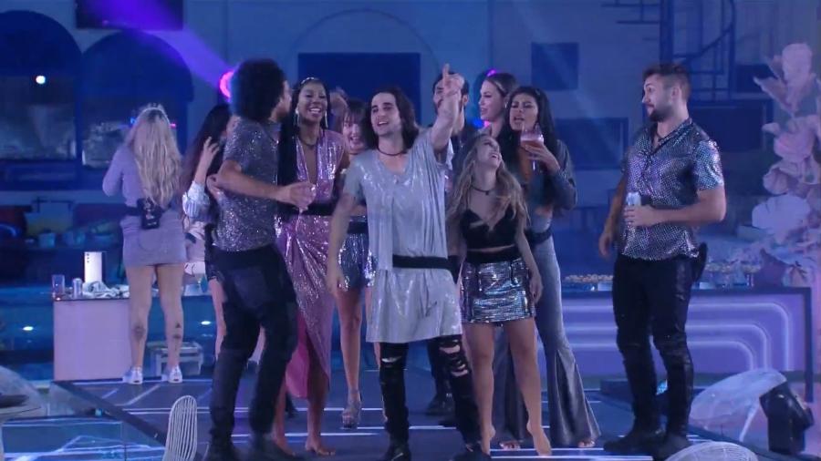 Fiuk aparece com vestido com brilho sobre calça jeans em festa do BBB; no rosto, usou maquiagem - Reprodução/Globoplay