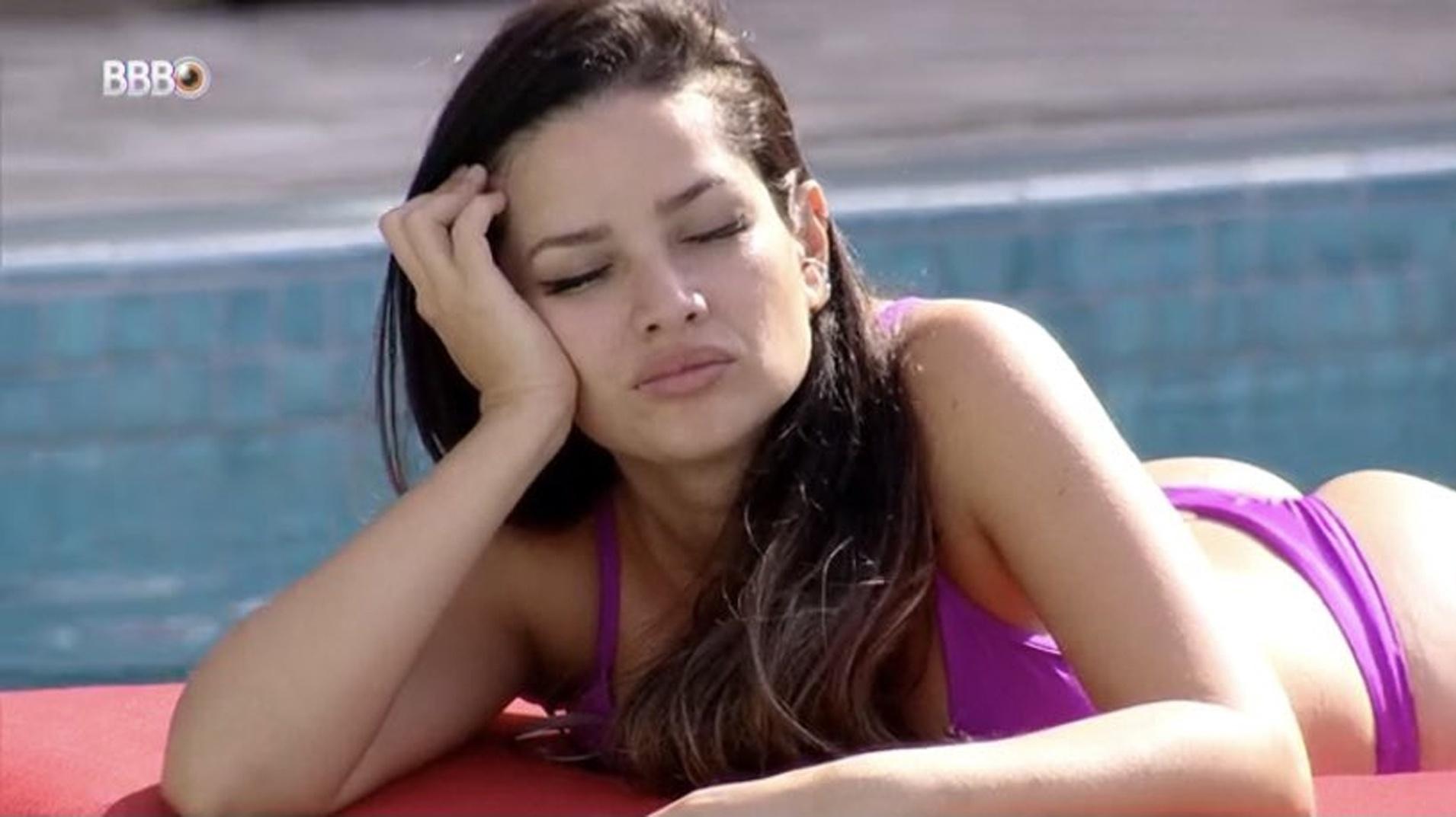 BBB 21; Juliette curte sol na piscina - Reprodução/Globoplay
