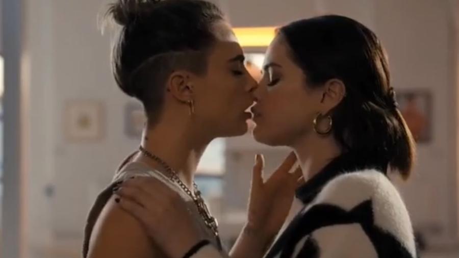 Cara Delevingne e Selena Gomez trocaram beijos na série "Only Murders In The Building" - Reprodução/Twitter