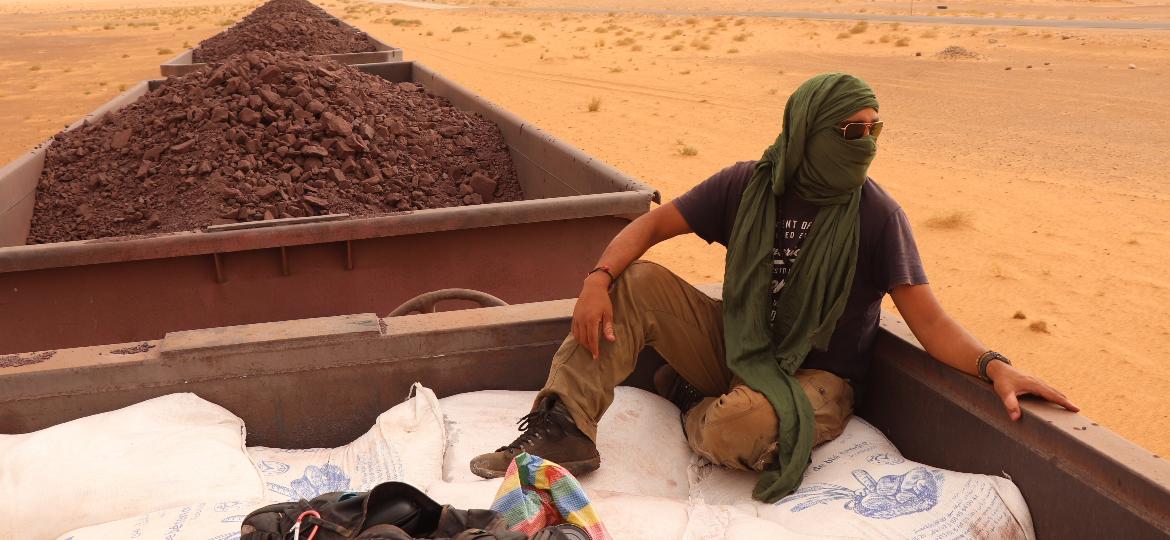 O brasileiro Cainã Ito viajando sobre trem carregado com minério de ferro na Mauritânia - Arquivo pessoal
