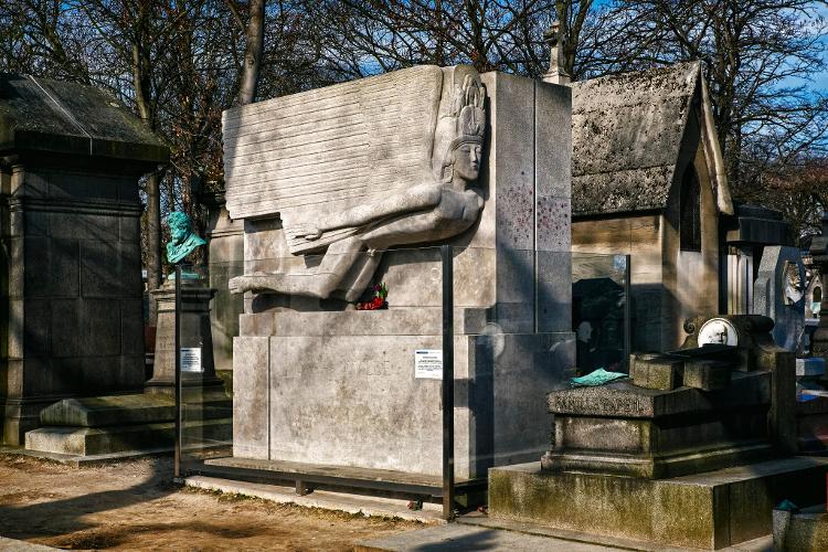 O túmulto de Oscar Wilde (1854-1900) no cemitério Père Lachaise - Bruno DE HOGUES/Gamma-Rapho via Getty Images - Bruno DE HOGUES/Gamma-Rapho via Getty Images