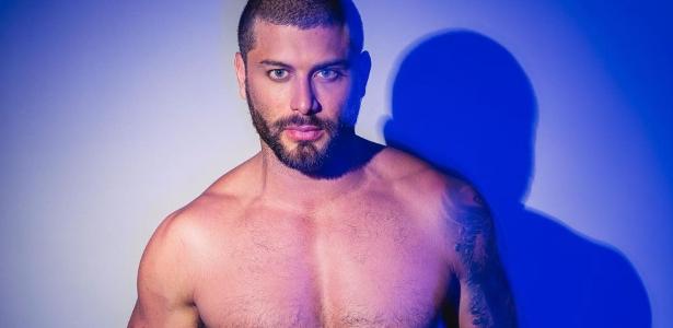 Modelo Jesus Luz posa nu e mostra bumbum em cachoeira