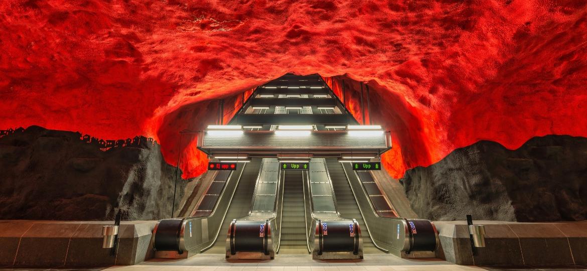 As estações de metrô na capital da Suécia são tomadas por arte, e muitas parecem cavernas - Getty Images