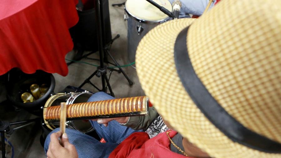 Macumba, de forma geral, é um instrumento de percussão de origem africana e próximo ao reco-reco