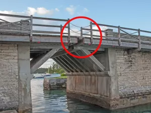 Menor ponte levadiça do mundo tem menos de 1 metro: não passa quase nada