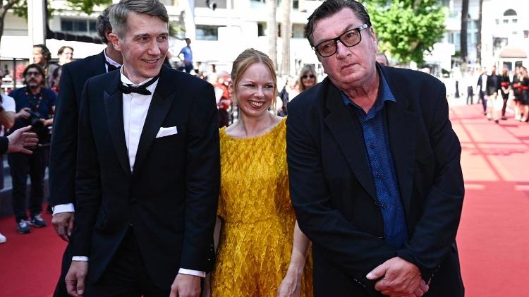 Os atores Jussi Vatanen e Alma Pöysti, ao lado do cineasta finlandês Aki Kaurismaki ( à dir.) o tapete vermelho de Cannes 2023 para a estreia de "Folhas de Outono"