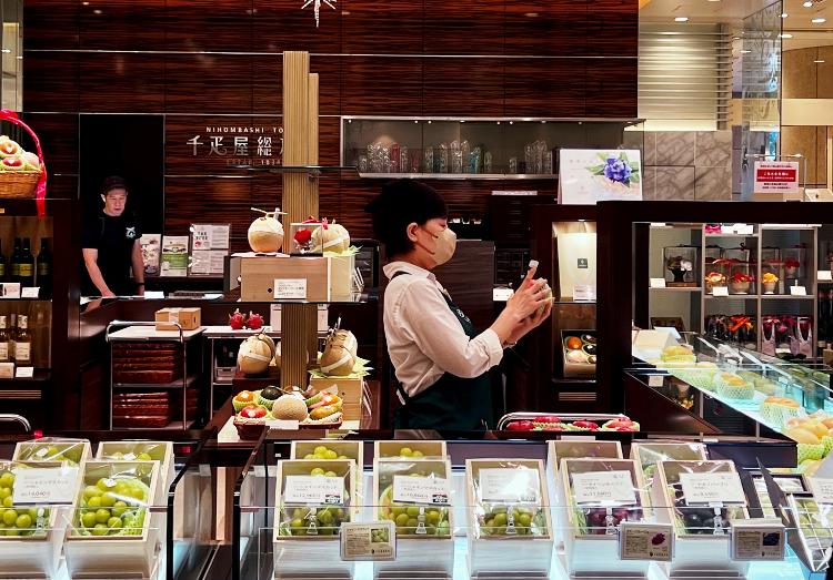 Interior da loja de frutas no Japão: ares de loja de grife