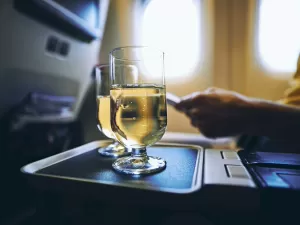 Bebida boa a bordo: prêmio escolhe melhores vinhos servidos por cias aéreas