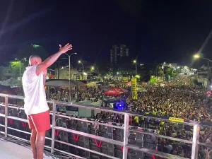 Léo Santana arrasta multidão em encerramento do Mossoró Cidade Junina 2024