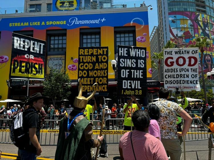 Manifestação nos arredores da San Diego Comic-Con em apoio a Donald Trump