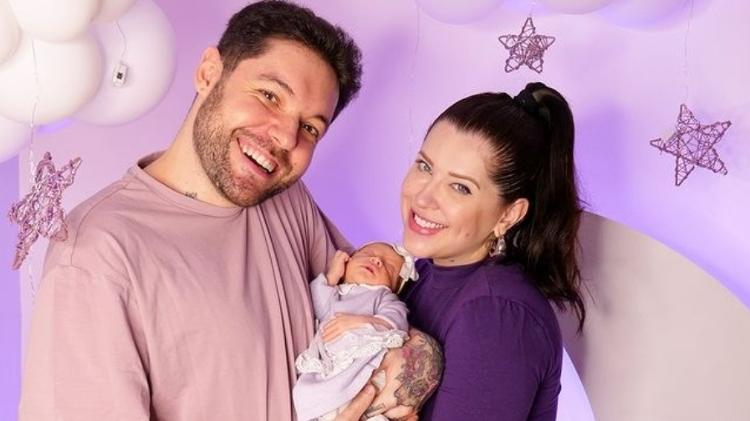 Ex-BBB Nasser e Andressa com a filha Sarah