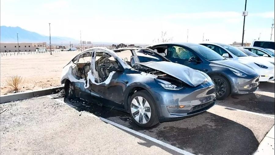 Carros da Tesla foram danificados em concessionária da Tesla em Albuquerque, no Novo México, nos Estados Unidos Carros da Tesla foram danificados em concessionária da Tesla em Albuquerque, no Novo México, nos Estados Unidos