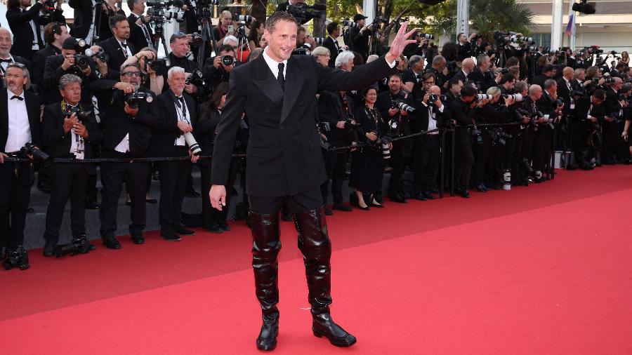 De Cannes às passarelas de Saint Laurent, Rick Owens e Ludovic de Saint Sernin, a bota acima do joelho começa a romper barreiras de gênero e a provocar mudanças reais no guarda-roupa masculino De Cannes às passarelas de Saint Laurent, Rick Owens e Ludovic de Saint Sernin, a bota acima do joelho começa a romper barreiras de gênero e a provocar mudanças reais no guarda-roupa masculino