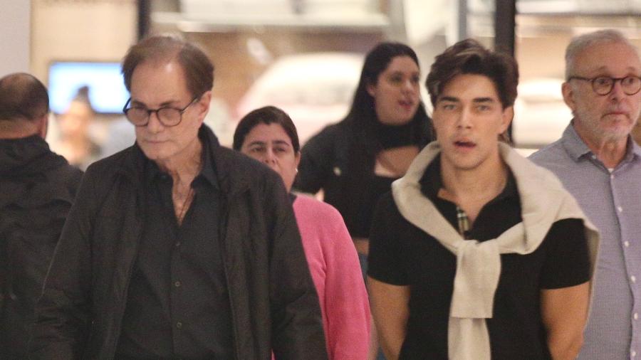 Edgar Moura Brasil, 68, e o marido, Cristhian Vieira, 37, em shopping do Rio - Thiago Martins / AgNews 