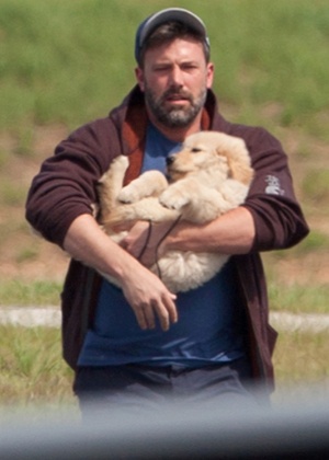 Ben Affleck desembarca de seu avião carregando no colo o cachorro que adotou para dar aos três filhos após o divórcio