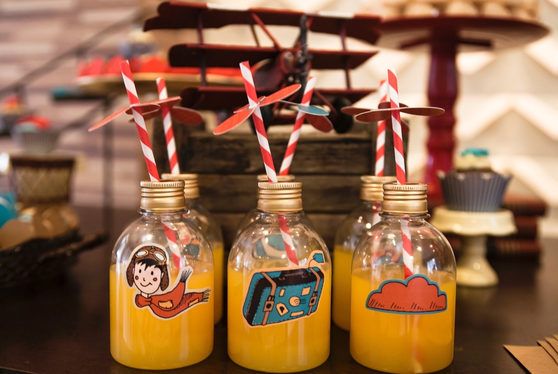 Garrafinhas com suco de laranja e canudinhos coloridos faziam parte da decoração da mesa. Toda parte de papelaria da festa foi produzida pela Ninguém Mais Tem (www.ninguemmaistem.com.br) - Sandra Pagano/Divulgação