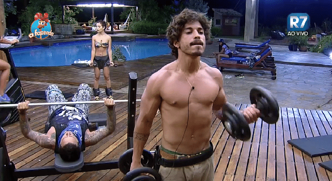 7.out.2015 - Douglas Sampaio já contou aos peões que gosta muito de malhar - Reprodução/Record