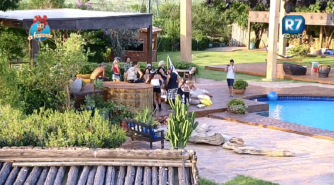 17.out.2015 - A atividade uniu os competidores, que cantaram todos juntos - Reprodução/Record