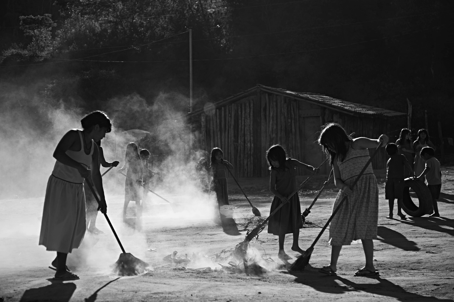13.nov.2015 - Fotografia de Maurício Nahas como parte da exposição "Do Pó da Terra" no Museu Afro, em São Paulo. Foto da aldeia Maxakalím, na cidade mineira de Ladainha - Maurício Nahas