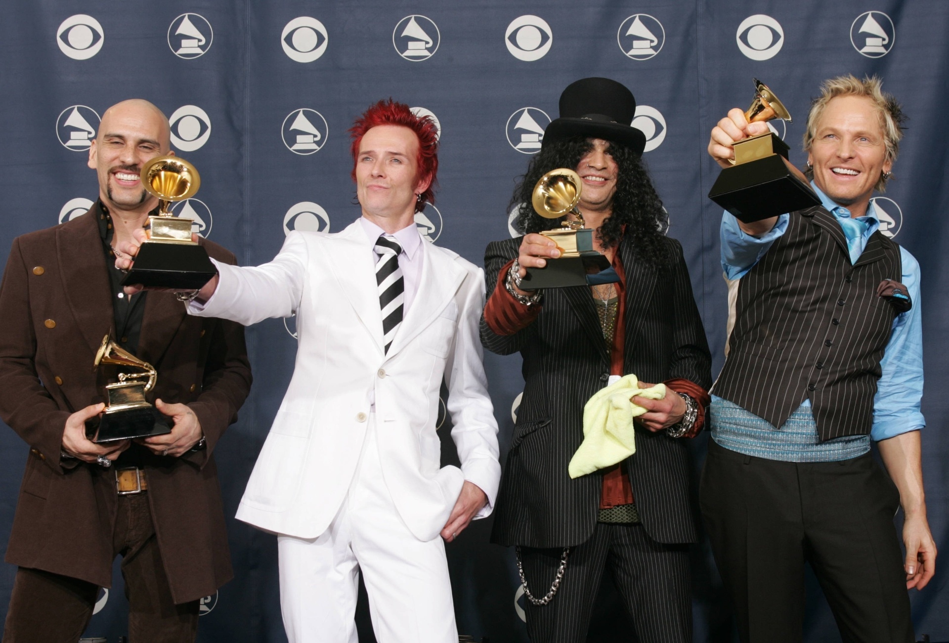 13.fev.2005 - Dave Kushner, Scott Weiland, Slash e Duff McKagin exibem o prêmio de melhor hard rock no Grammy - AFP PHOTO/Robyn BECK