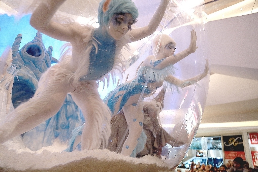 Até dia 17 de dezembro, 13 artistas, entre bailarinos, cantores, atores e acrobatas, apresentam o espetáculo "Polaris. Um Sonho de Natal", em cenário com neve e montanha. O espetáculo de Natal tem sessões gratuitas todas as quartas e quintas-feiras, às 20h30, no Shopping Palladium (avenida Presidente Kennedy, 4121, Portão). - Divulgação