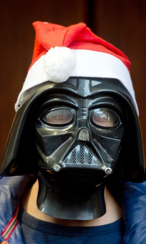 16.dez.2015 - Fã de "Star Wars" vai de Darth Vader papai noel em pré-estreia do filme em Paris