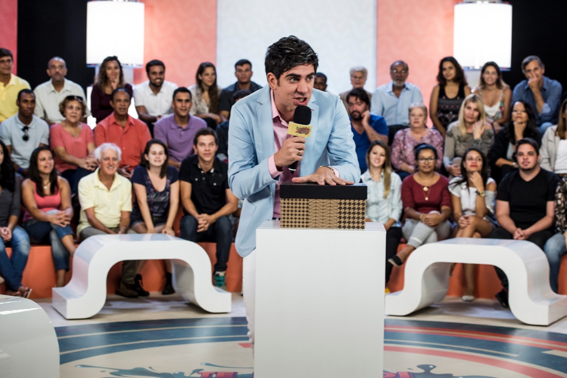 Cena da terceira temporada de "Tá no Ar": Adnet interpreta um apresentador de programa de auditório - Caiuá Franco/TV Globo