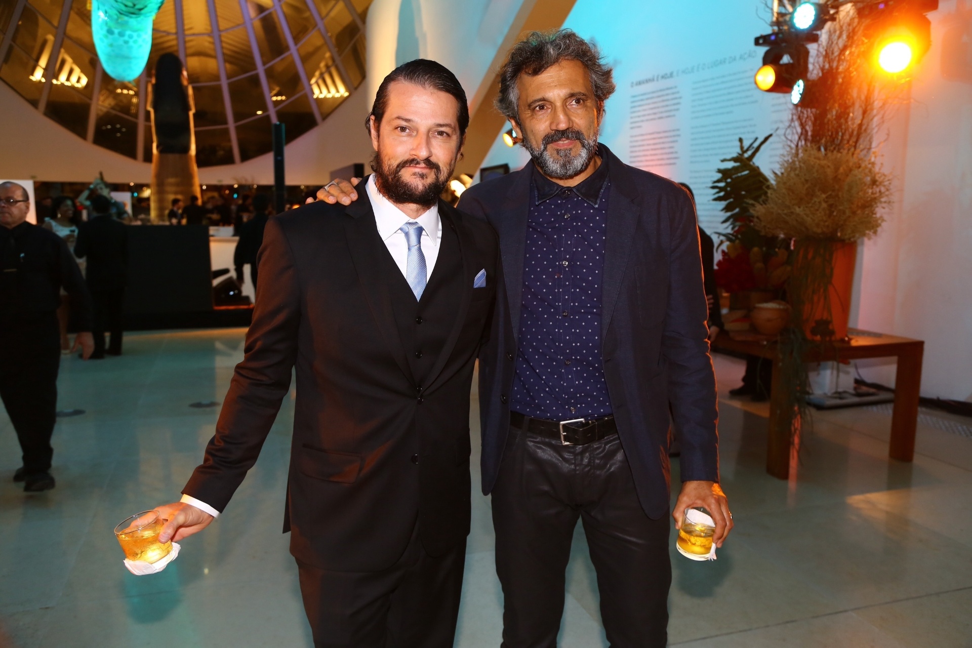 7.mar.2016 - Marcelo Serrado e Domingos Montagner abrem os trabalhos na festa de lançamento de "Velho Chico", no Museu do Amanhã, na zona portuária do Rio de Janeiro - Felipe Assumpção/AgNews