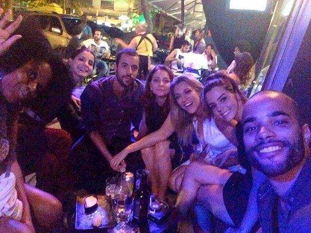 11.mar.2016 - Elenco do núcleo da mansão de Feliciano, Carla Cristina, Giselle Batista, Guilherme Gobbi, Julia Rabello, Giovanna Lancelotti e Douglas Tavares assistem juntos em bar na Barra da Tijuca - Reprodução/Instagram/douglastavaresoficial