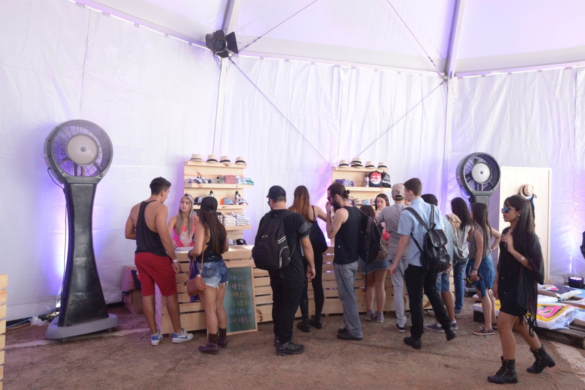12.mar.2016 - Loja oficial do Lollapalooza Brasil 2016 vende camisetas (R$ 35 a R$ 65), capinhas de celular (R$ 15), chaveiros (R$ 15), adesivos (R$ 5), bonés e chapéus (R$ 60), squeezes (R$ 30) - Rafael Roncato/UOL
