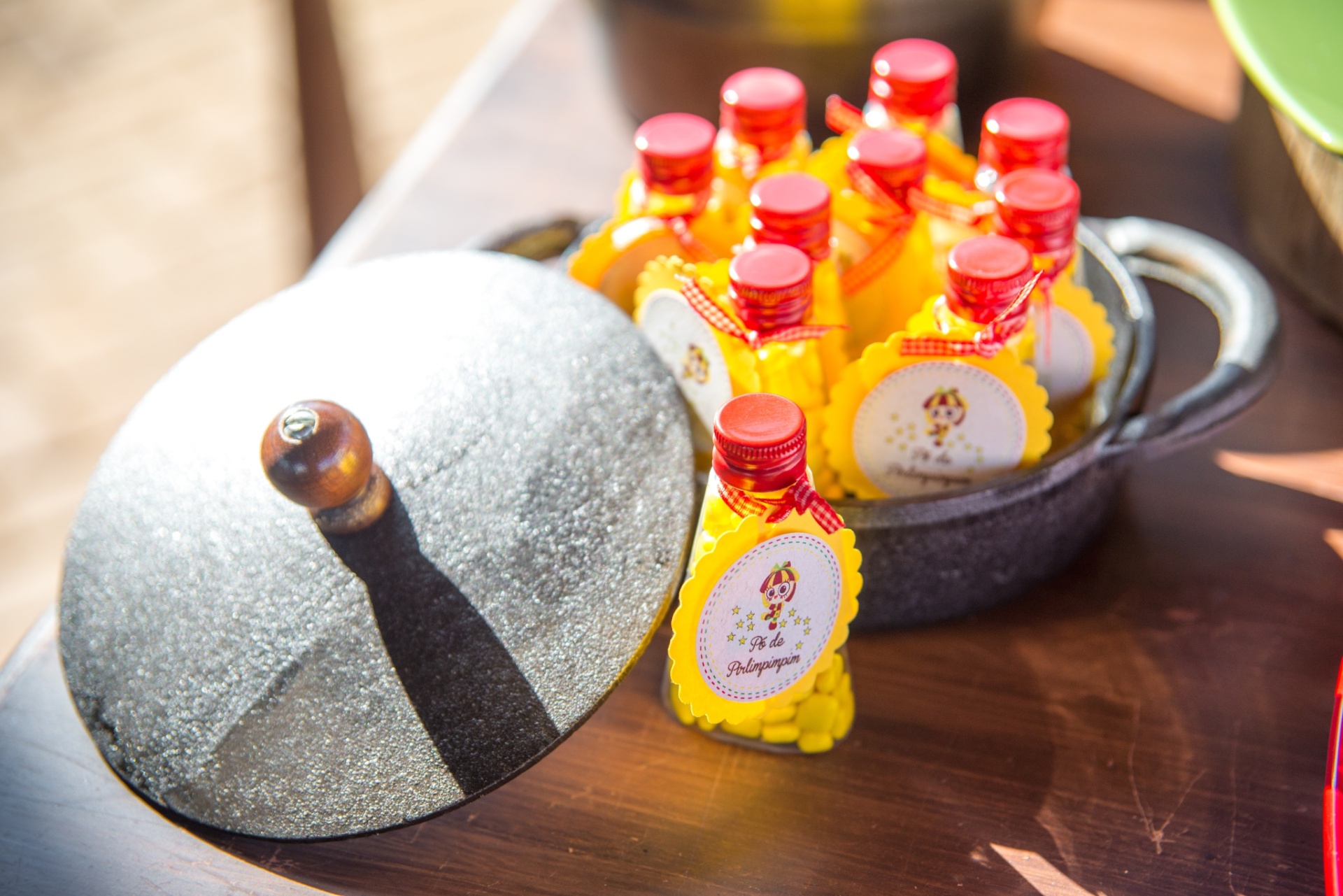 A fantasia do Sítio do Picapau Amarelo também estava presente nos detalhes da festa. O chiclete amarelo virou o "pó de pirlimpimpim" que era utilizado pelos personagens do desenho para se transportarem, magicamente, de um lugar para o outro - Karl Ellwein/Dueto em Versos/Divulgação