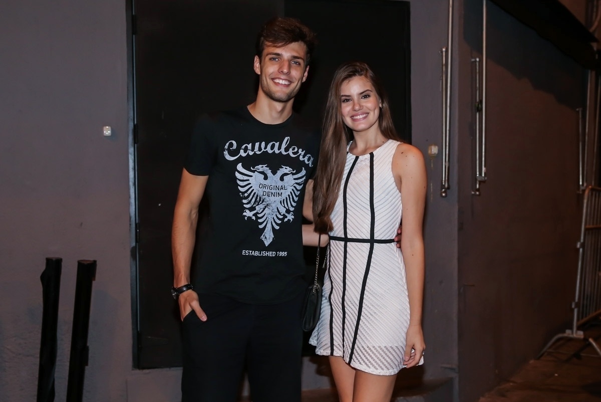 9.abr.2016 - A atriz Camila Queiroz, no ar "Êta Mundo Bom", vai com o namorado, o modelo Lucas Cattani, ao aniversário de Thaila Ayala - Manuela Scarpa/Brazil News