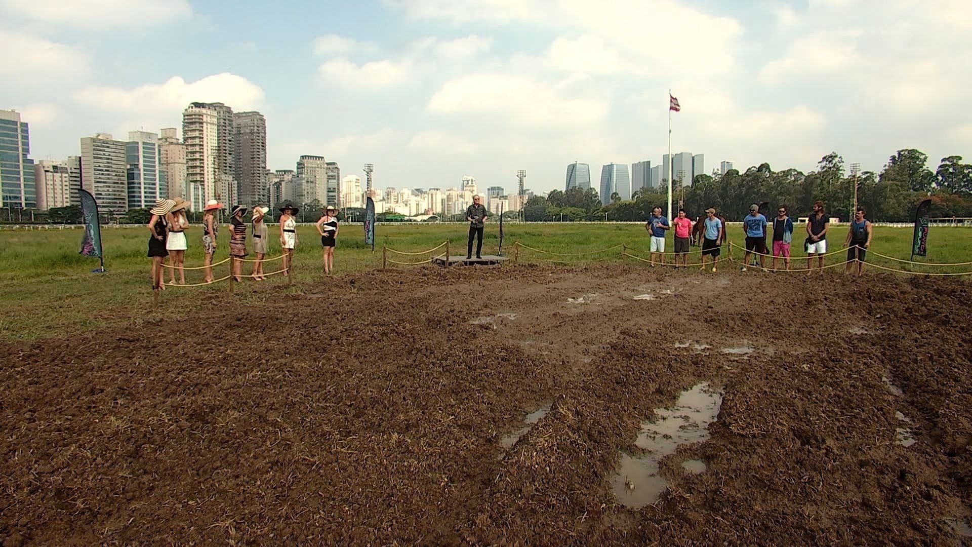 Conduzida por Roberto Justos, prova do "Power Couple Brasil" levará mulheres a competirem entre si em piscina de esterco - Divulgação/Record