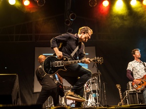 21.mai.2016 - A banda brasiliense Plebe Rude se apresenta no palco Rio Branco da Virada Cultural 2016, no centro de São Paulo, neste sábado (21) - Rogério Gomes/Brazil Photo Press/Estadão Conteúdo - Rogério Gomes/Brazil Photo Press/Estadão Conteúdo