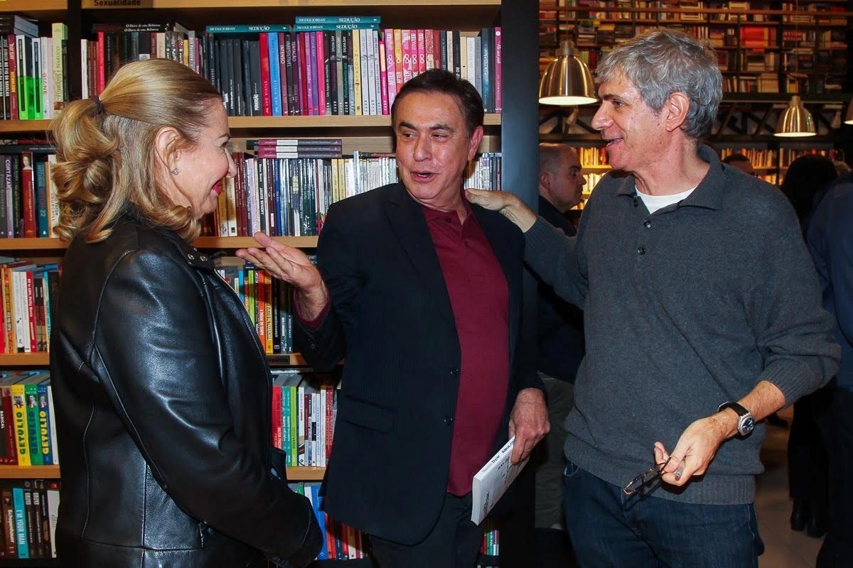 23.mai.2016 - Amaury Jr. e sua mulher, Celina, conversam com Maurício Stycer durante lançamento do livro "Adeus, Controle Remoto" - Manuela Scarpa/Brazil News