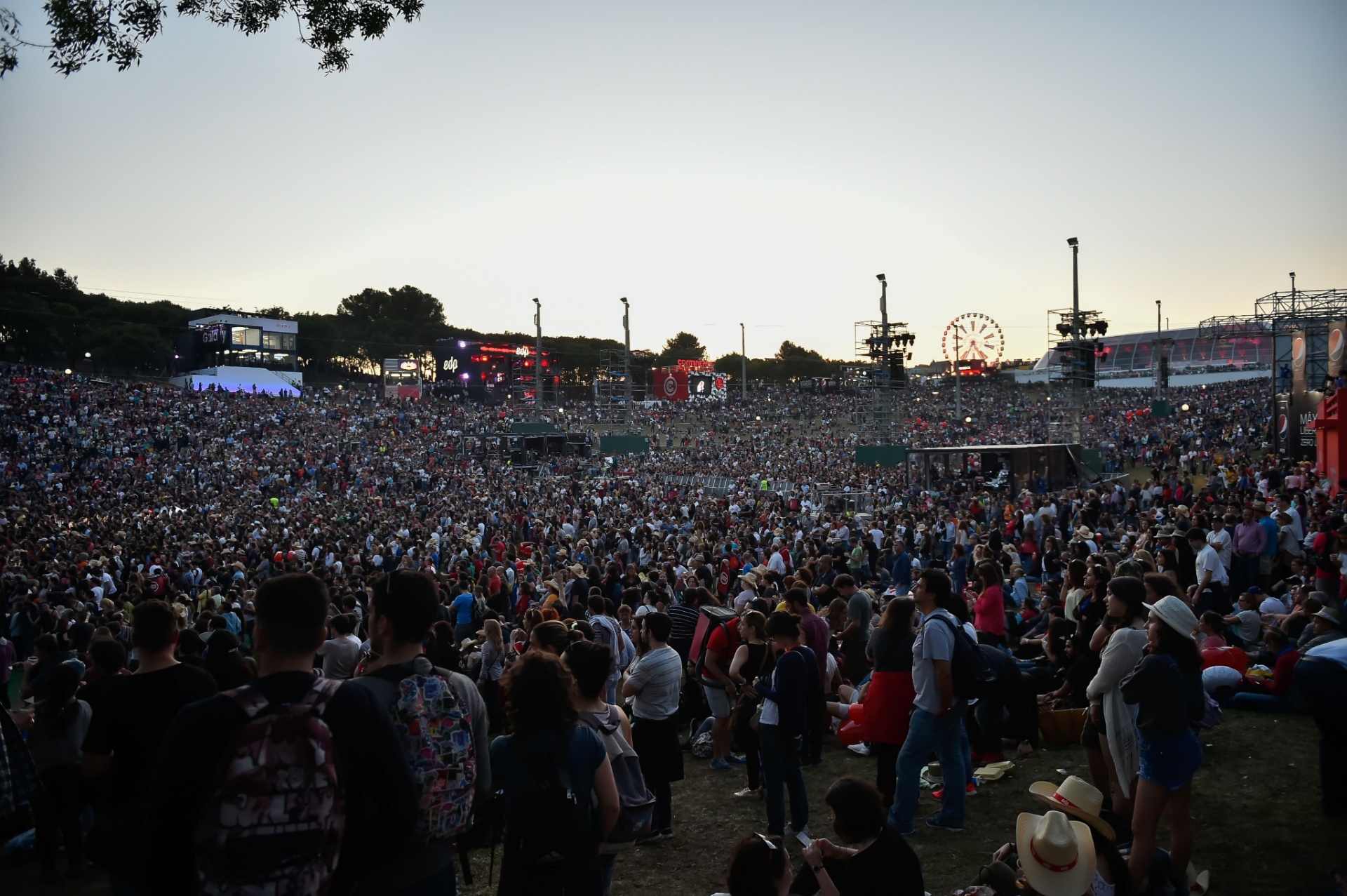 20.mai.2016 - Vista geral do público presente no Palco Mundo no segundo dia do Rock In Rio Lisboa, no Parque da Bela Vista, em Lisboa, Portugal. O festival acontece de 19 a 29 de maio - Bruno de Carvalho/Brazil Photo Press