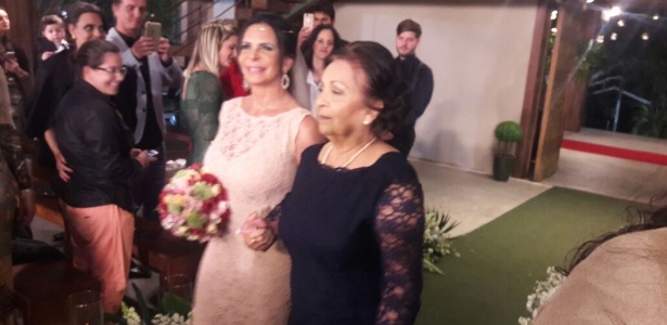 Gretchen chegou ao altar acompanhada da mãe, Maria José - Divulgação - Divulgação