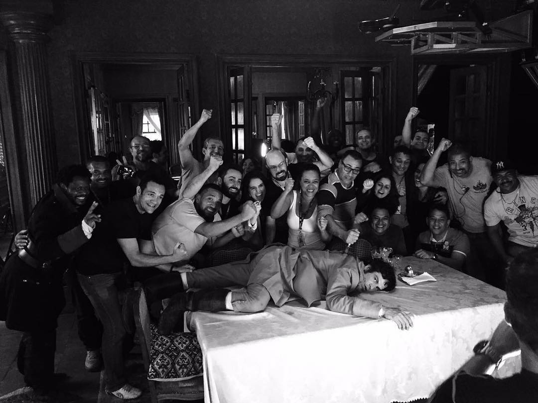 02.ago.2016 - Mateus Solano despediu-se de "Liberdade, Liberdade" e publicou uma foto em que aparece sendo "esfaqueado" de brincadeira em cima da mesa pelos colegas. "Última cena no estúdio. Agradeço aqui o profissionalismo e principalmente o carinho dessa equipe amorosa. Sem amor eu não saberia trabalhar", escreveu. A novela da Globo termina na próxima quinta (4) - Reprodução/Instagram/mateussolanooficial