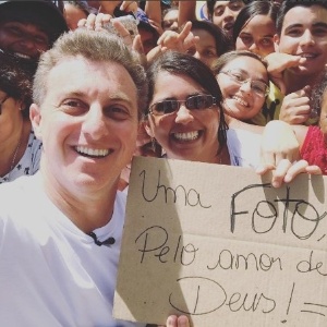 Luciano Huck posta foto com moradores de Novo Mondubim, em Fortaleza, durante gravação do "Caldeirão do Huck" - Reprodução/Instagram/lucianohuck