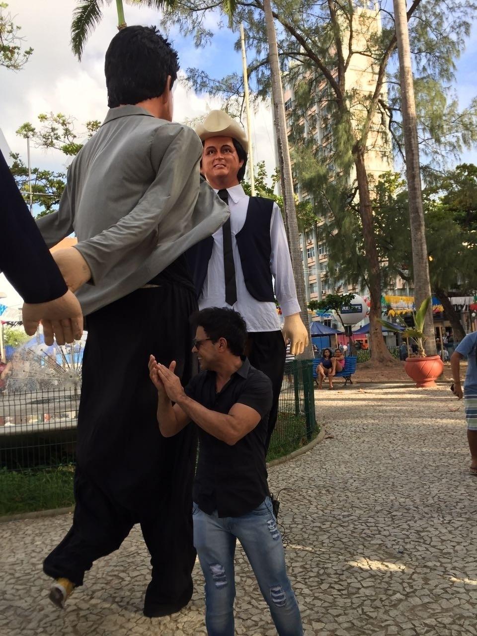 Zezé di Camargo conhece de perto bonecos de Olinda em homenagem à dupla - Divulgação