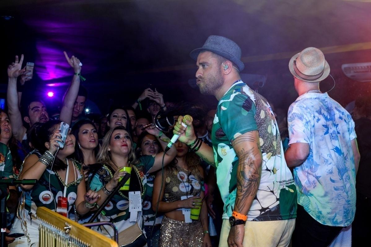 Diogo Nogueira brinca com a plateia em apresentação no camarote. Ainda há ingressos para o CarnaUOL na Sapucai. Compre aqui - Erbs Jr./UOL