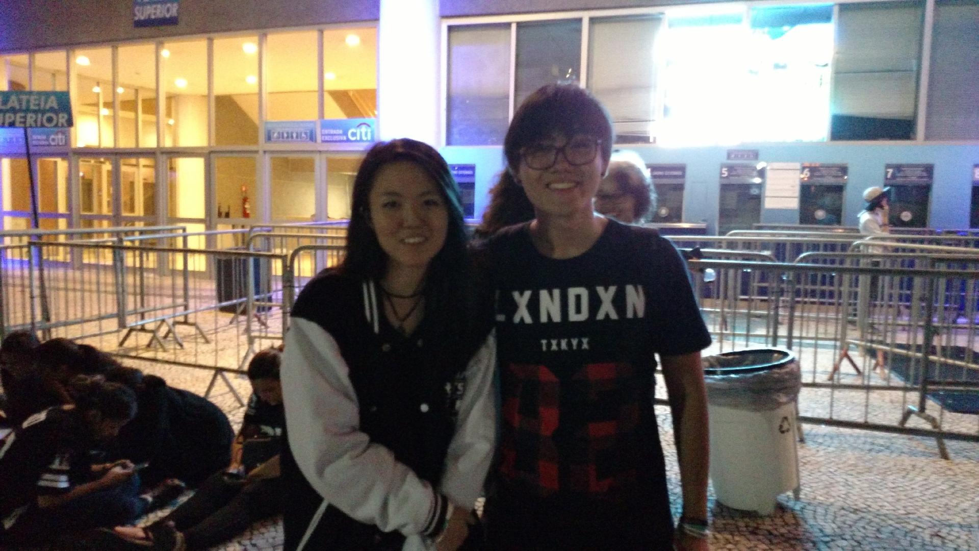 Os irmãos Karen Okumura, 18, e Erik Okumura, 16, são fãs de BTS e foram ao primeiro show da turnê Wings em São Paulo - Renata Nogueira/UOL