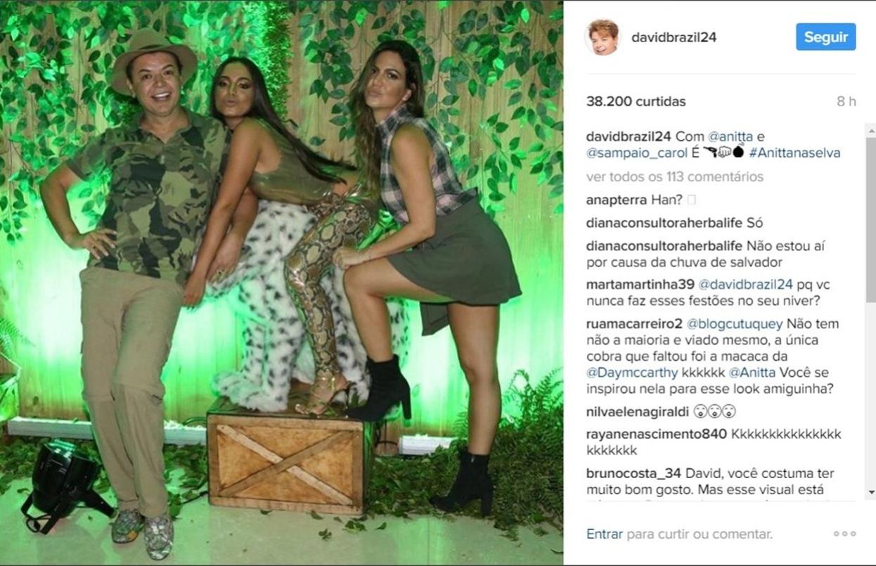 Anitta posa com David Brazil e a promoter Carol Sampaio na sua festa de 24 anos - Reprodução/Instagram