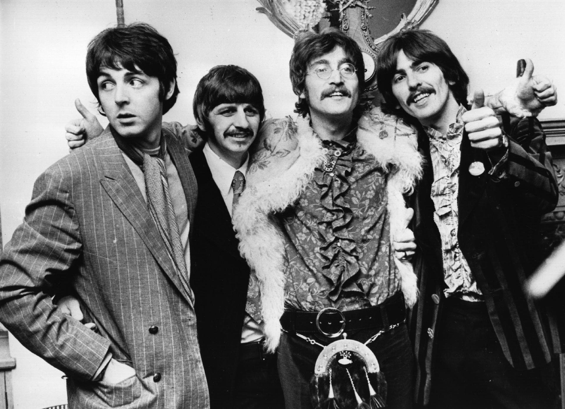 19.mai.1967 - Os Beatles celebram a finalização de seu oitavo álbum, "Sgt Pepper's Lonely Hearts Club Band", com uma entrevista coletiva na casa do empresário Brian Epstein, em Londres. O disco chegou às lojas no dia 1º de junho - John Pratt/Keystone/Getty Images