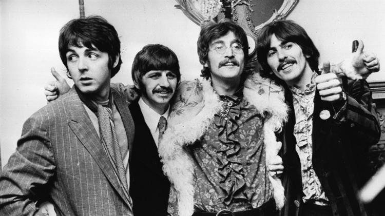 19.mai.1967 - Os Beatles celebram a finalização de seu oitavo álbum, "Sgt Pepper's Lonely Hearts Club Band", com uma entrevista coletiva na casa do empresário Brian Epstein, em Londres. O disco chegou às lojas no dia 1º de junho - John Pratt/Keystone/Getty Images - John Pratt/Keystone/Getty Images