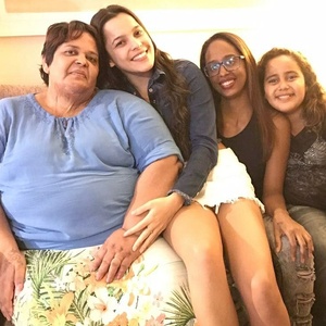 Luciane Santiago com Emilly e as filhas Cecilia Santiago e Sara Leonor - Arquivo pessoal - Arquivo pessoal